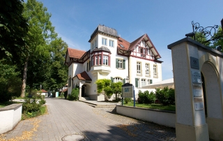 Die Zufahrt von der Rosenheimer Straße 55 in Bad Abling.