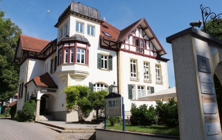 Die Villa, in der sich unsere Büroräume befinden. Parkplätze und Eingang sind auf der Rückseite der ehemaligen Arztvilla.